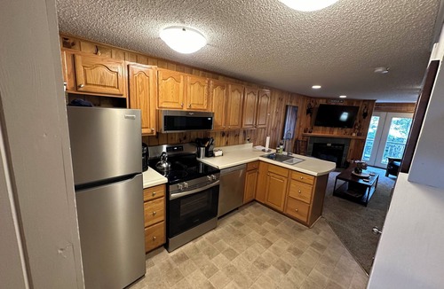 Edray House | Shamrock w2 queen beds. Pet friendly and Ski out. You’ll feel lucky!
