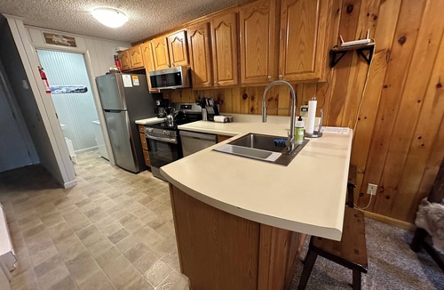 Edray House | Shamrock w2 queen beds. Pet friendly and Ski out. You’ll feel lucky!