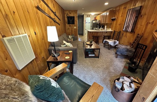 Edray House | Shamrock w2 queen beds. Pet friendly and Ski out. You’ll feel lucky!