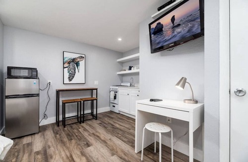 Hollywood Apartment | Shell on the Beach #107