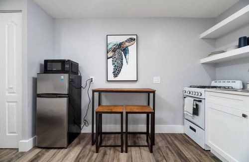 Hollywood Apartment | Shell on the Beach #107
