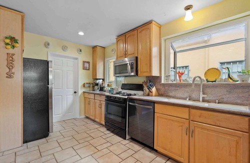 Sherman Oaks House | Sherman Oaks 4BR Pool Home | Yard & Grill | C&C