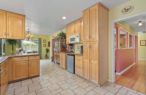 Sherman Oaks House | Sherman Oaks 4BR Pool Home | Yard & Grill | C&C
