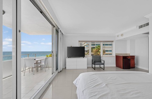 Bermuda Riviera Apartment | Shoreline Retreat