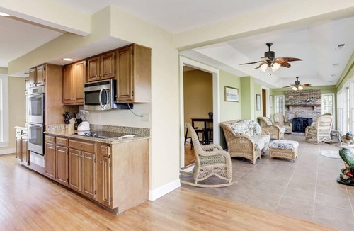 Cambridge House | Short drive to Downtown Cambridge | Sleeps 22 | Pool | Private Dock | Kayaks | P