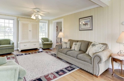 Cambridge House | Short drive to Downtown Cambridge | Sleeps 22 | Pool | Private Dock | Kayaks | P