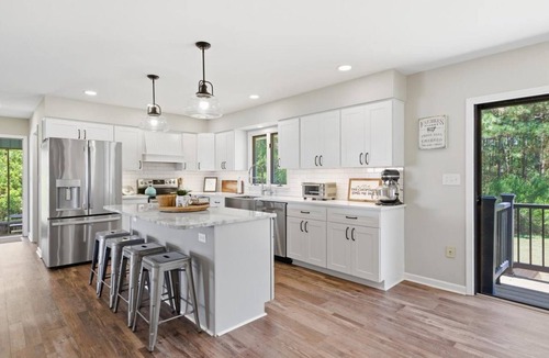 Cambridge House | Short drive to Downtown Cambridge | Private Dock | Pool | 16.5 Acres | Guest Hou