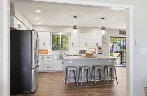 Cambridge House | Short drive to Downtown Cambridge | Private Dock | Pool | 16.5 Acres | Guest Hou
