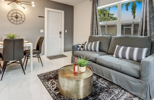 Little Ranches Apartment | Sibia: Renovated Professional Design & Near Beach