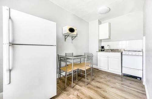 Hollywood Lakes Apartment | Silver Spray Motel