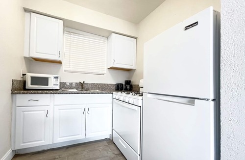 Hollywood Lakes Apartment | Silver Spray Motel