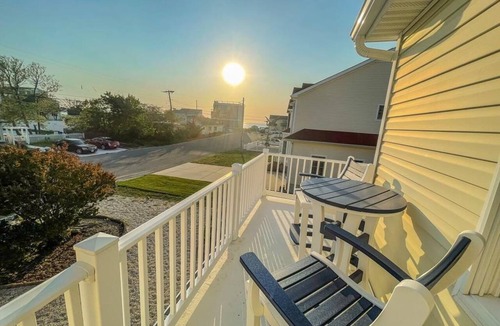 Villas House | Single Family Home Steps to The Bay (3BR/2.5BA) Pool & Pet Friendly In The Villas!