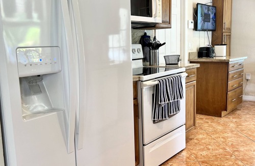 Sandalfoot Cove House | SingleHouse 3 bedroom 2 full bathrooms also desk and chair for work from home