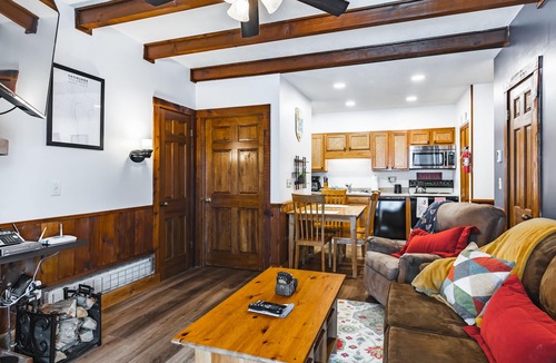 Edray Condo | Ski In/Ski Out, King Bed, Pet Friendly, Fireplace & walking distance to village