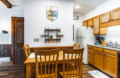 Edray Condo | Ski In/Ski Out, King Bed, Pet Friendly, Fireplace & walking distance to village