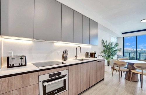 North Beach Condo | Sky 1BR City View: 30min to Miami Stadium