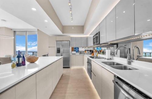 Hallandale Beach House | Skyline Penthouse Private Balcony & Ocean Views