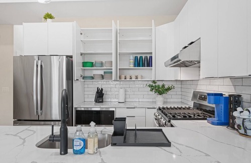 Communipaw Condo | Skyline Serenity: Luxe NYC Retreat