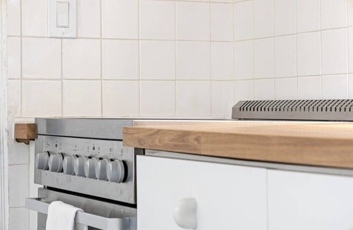 Victoria Park Condo | Sleek 1BR Retreat in Victoria Park