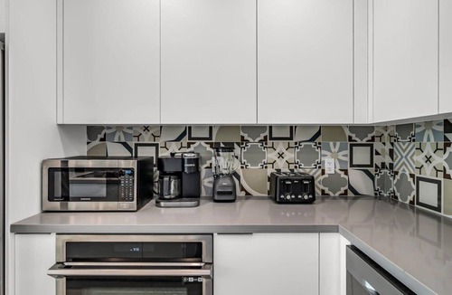 Golden Glades House | Sleek Brand New Home+Heated Pool+Basketball Court