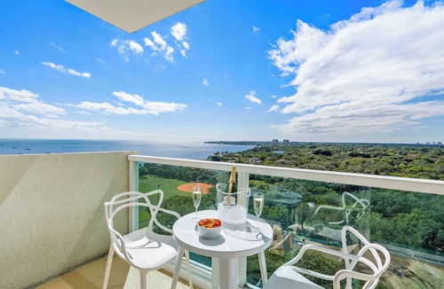 Coconut Grove Apartment | Sleek Emerald Suite | Coconut Grove Retreat