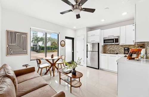 Beverly Heights Apartment | Sleek Kitchenette Queen Bed