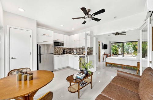 Beverly Heights Apartment | Sleek Kitchenette Queen Bed