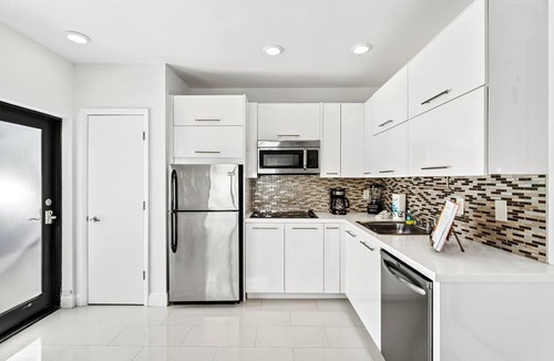 Beverly Heights Apartment | Sleek Kitchenette Queen Bed