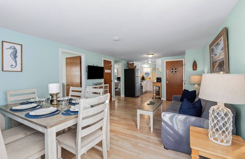 Dennis Port House | Sleeps 12, Walk to Beach, Pet Friendly, Fire Pit & AC