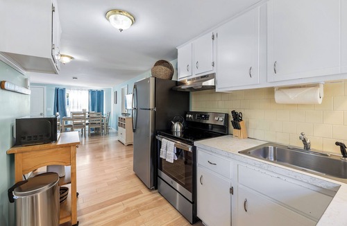 Dennis Port House | Sleeps 12, Walk to Beach, Pet Friendly, Fire Pit & AC