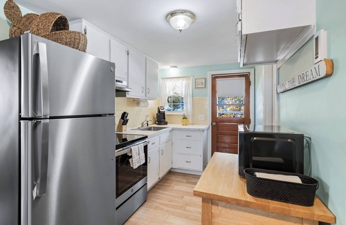 Dennis Port House | Sleeps 12, Walk to Beach, Pet Friendly, Fire Pit & AC