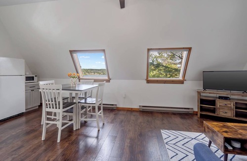 West Eaton Apartment | Sleeps 4 - Beautiful Lakefront Getaway near Colgate University