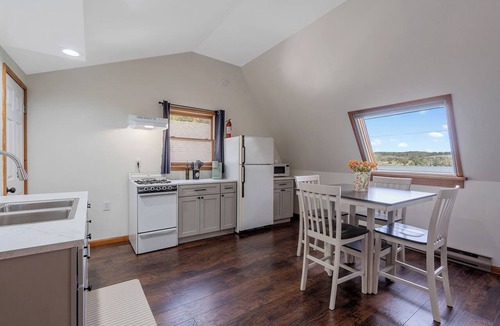 West Eaton Apartment | Sleeps 4 - Beautiful Lakefront Getaway near Colgate University