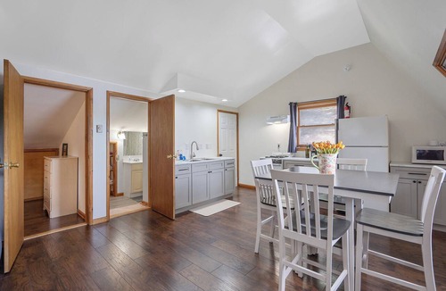 West Eaton Apartment | Sleeps 4 - Beautiful Lakefront Getaway near Colgate University