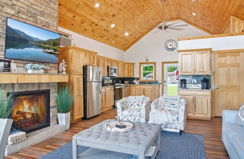 Hamilton House | Sleeps 8, 5 min to Colgate, Welcome Wine, Lake Moraine Home #2 Near Colgate University
