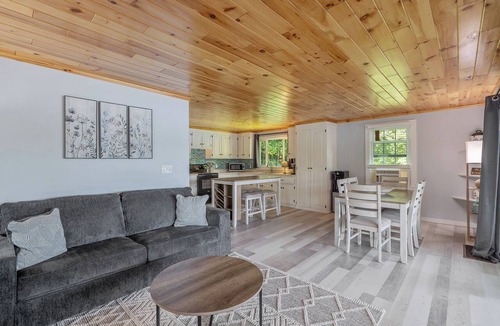 West Eaton House | Sleeps 8, Beautiful, Family-Friendly Lakefront Retreat near Colgate University
