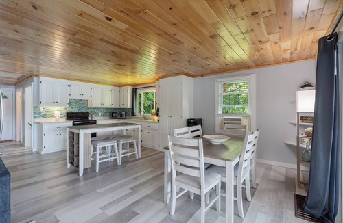 West Eaton House | Sleeps 8, Beautiful, Family-Friendly Lakefront Retreat near Colgate University