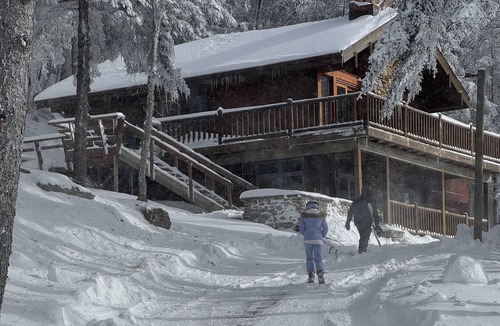 Edray House | SLOPESIDE CHALET, Near the top of Shay's Revenge/Ski in-Ski out/Great Views