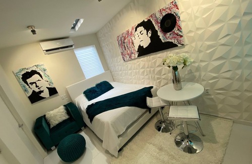 Downtown Hollywood Apartment | Small Studio Downtown Hollywood Queen Bed LUX 3