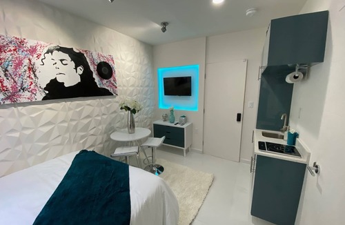 Downtown Hollywood Apartment | Small Studio Downtown Hollywood Queen Bed LUX 3