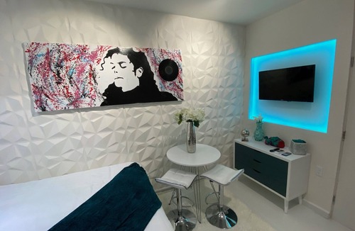Downtown Hollywood Apartment | Small Studio Downtown Hollywood Queen Bed LUX 3