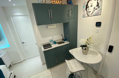 Downtown Hollywood Apartment | Small Studio Downtown Hollywood Queen Bed LUX 25