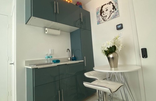 Downtown Hollywood Apartment | Small Studio Downtown Hollywood Queen Bed LUX 25