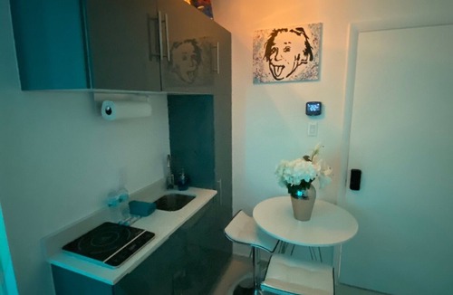 Downtown Hollywood Apartment | Small Studio Downtown Hollywood Queen Bed LUX 25