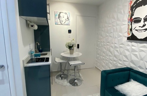 Downtown Hollywood Apartment | Small Studio Downtown Hollywood Queen Bed LUX 25