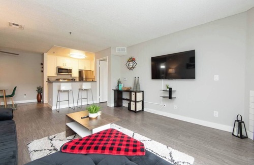Hollywood Apartment | Snazzy 2Bd Apt/Rooftop Pool with Stunning view of the City & the Hollywood