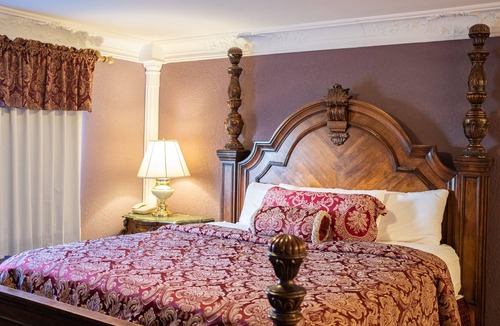 Main Street Hyannis House | SNC - Crown Victorian Suite