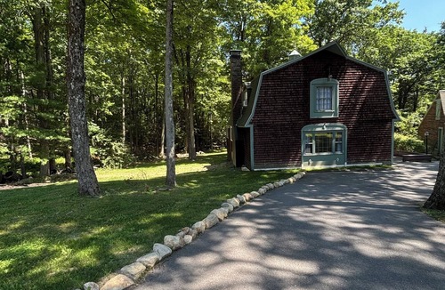 Gardner House | Snow Blanket Barn - Cozy 3BR Family Retreat in Gardner, MA