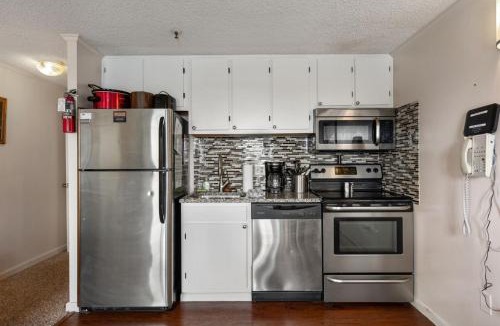 Edray Apartment | Snowshoe 2BR Ski-InSki-Out Steps to Ballhooter Lift Mountain Lodge Condo