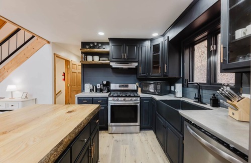 Slatyfork Farm House | Snowshoe Cabin: Hot Tub, Cold Plunge, Creek